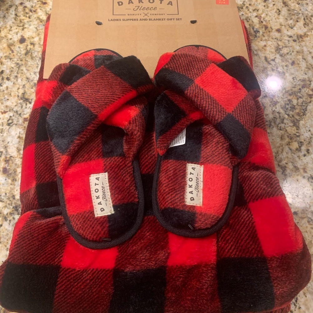 NWT Dakota slipper and blanket set! Sz M Buffalo Plaid and fleece!